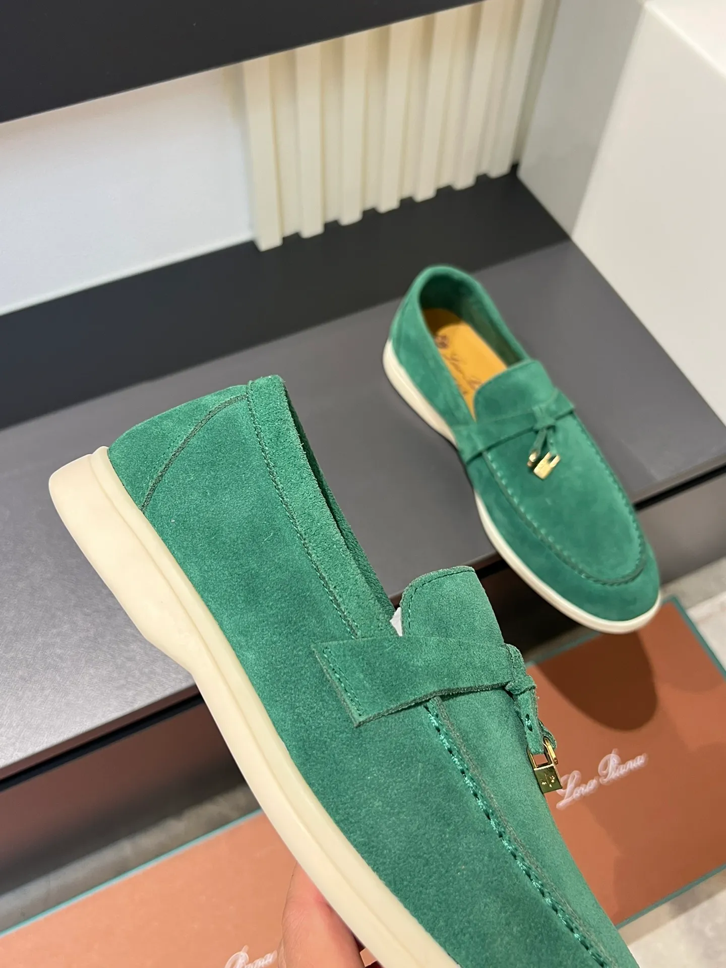 Men's shoes 💰p360 "Loro men's shoes 💰pian'*" Classic L men's shoes for couples 💰p Top version British flat loafers, a must-have item in old money style, the minimalist design is eye-catching and durable, a plus point for dressing The soft foot feel and texture are outstanding. They don’t scratch your feet and are very nice. They are matched with soft and waxy soles. They can be worn daily for a long time without getting tired. They are easy to wear, versatile and classic items, with perfect foot feel and texture! Imported cashmere fabric, the lining is made of imported A-grade water-dyed cow lining, the top version of the genuine leather midsole is sewn with pure handmade mark thread! Size: Female 35-40 (34. Customized) Male 38-44 (45.46. Customized)